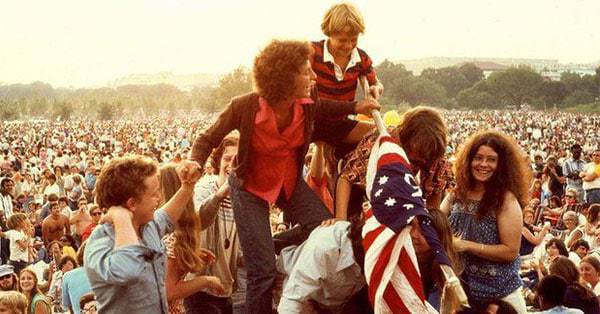 Preparing to Fly the Flag (July 4, 1976) Source: DC Public Library
